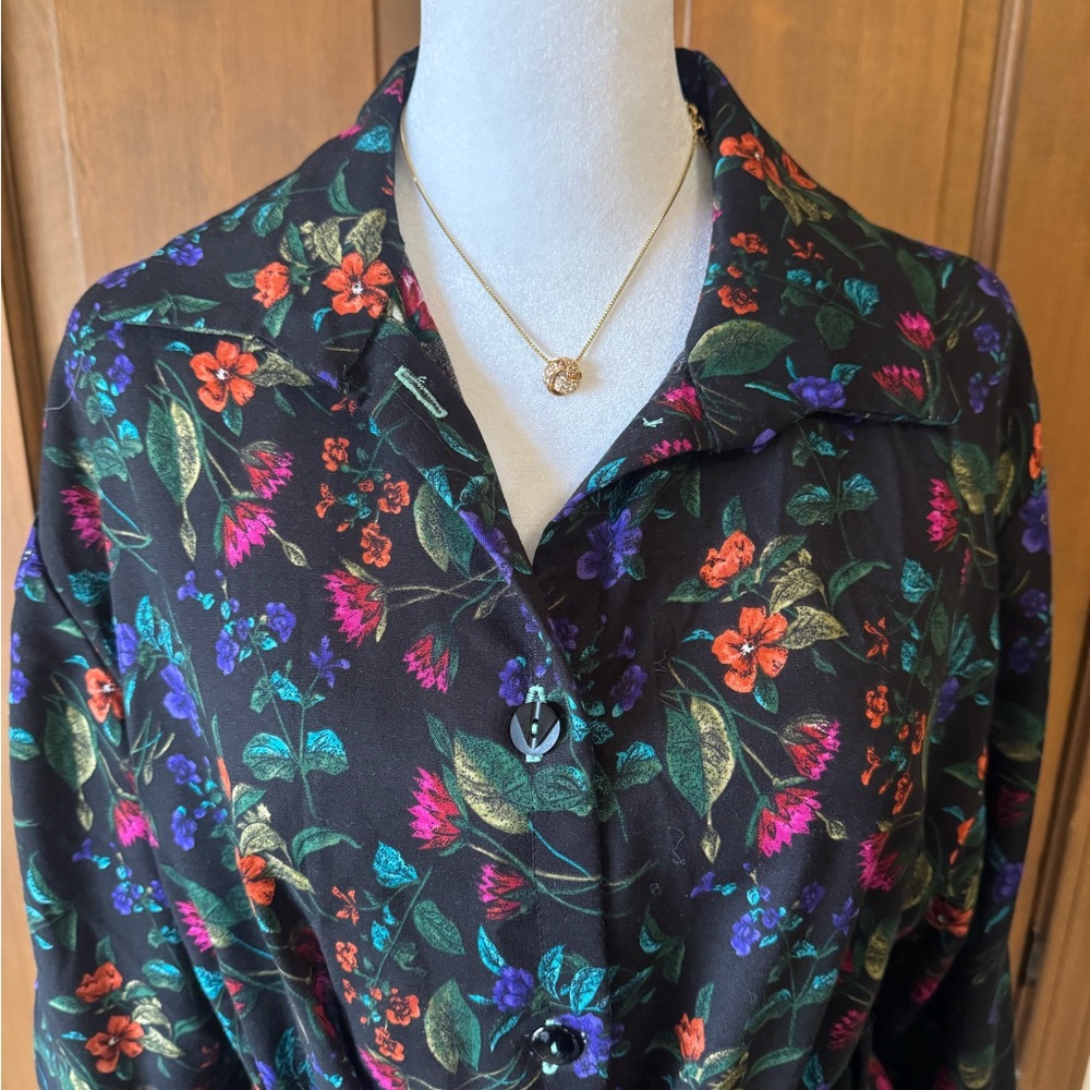 Vintage Floral Button-Front Midi Dress in Black with Multicolor Bloom - Picture 4 of 10